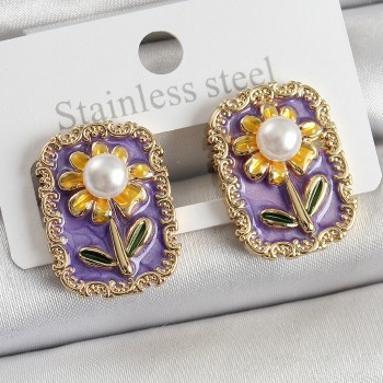 Pirinç Mor Mineli Papatya Figürlü Sanatsal Portre Model Gold Renk Kadın Küpe