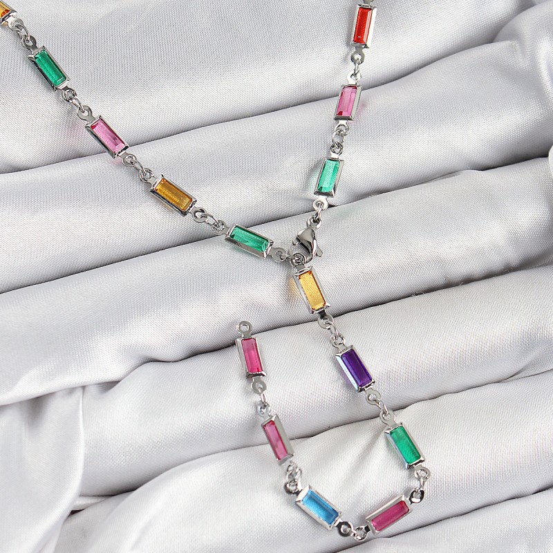 Pirinç Renkli Zirkon Taşlı Dikdörtgen Model Gümüş Renk Kadın Y Kolye