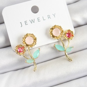 Pirinç Renkli Zirkon Taşlı Papatya Model Gold Renk Kadın Küpe