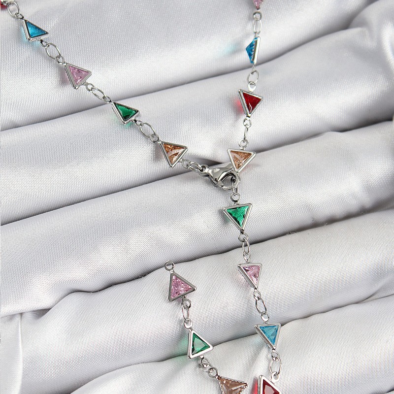 Pirinç Renkli Zirkon Taşlı Üçgen Model Gümüş Renk Kadın Y Kolye