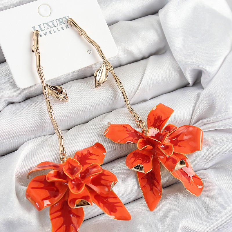 Pirinç Sallantılı Kırmızı Çiçek Model Gold Renk Kadın Küpe