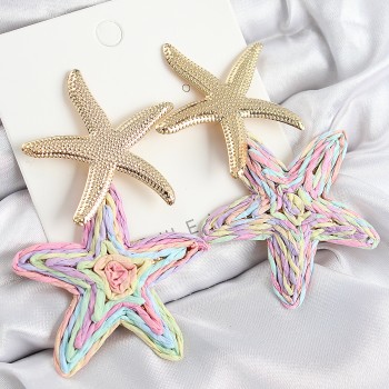 Pirinç Sallantılı Rainbow Deniz Yıldızı Model Gold Renk Hasır Küpe