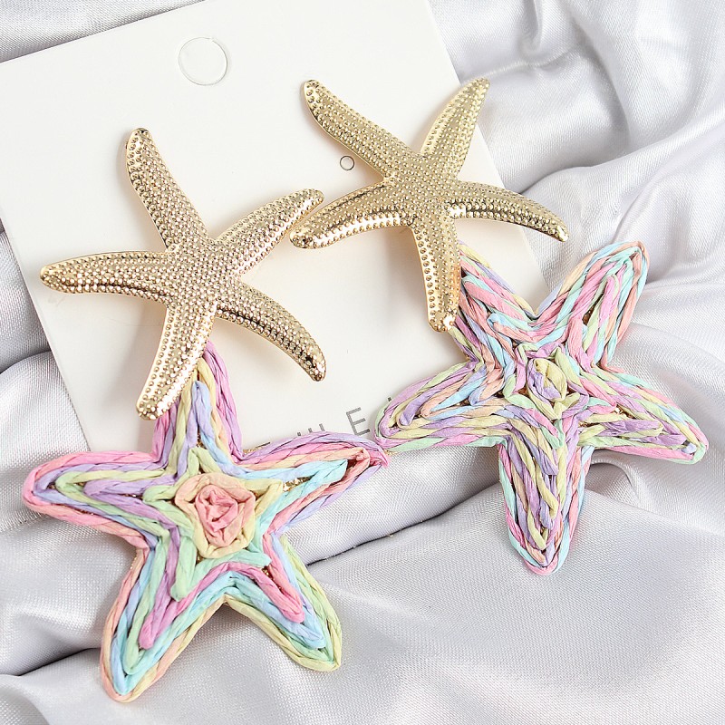 Pirinç Sallantılı Rainbow Deniz Yıldızı Model Gold Renk Hasır Küpe