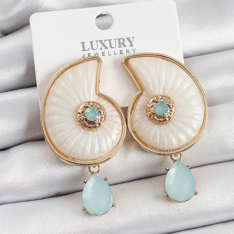 Pirinç Sedef Deniz Kabuğu Figürlü Zirkon Taşlı Gold Renk Kadın Küpe