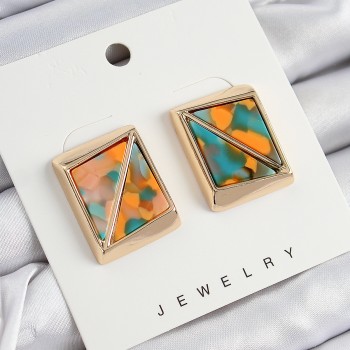 Pirinç  Turuncu Yeşil Üçgen Kesim Detaylı Kare Model Vintage Gold Renk Kadın Küpe