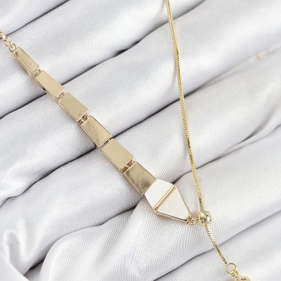 Pirinç Yılan Model Gold Renk Asansörlü Kadın Kolye