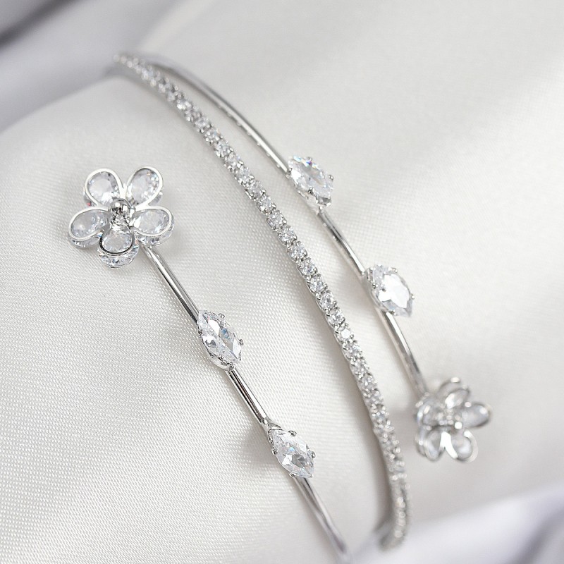 Pirinç Zirkon Taşlı Çiçek Model Gümüş Renk Kadın Bileklik