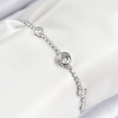 Pirinç Zirkon Taşlı Daire Model Gümüş Renk Asansörlü Kadın Bileklik