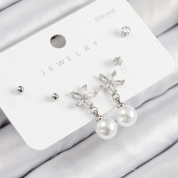 Pirinç Zirkon Taşlı İnci Sallantılı Çiçek Model Gümüş Renk 925 Ayar Gümüş Çivi Kadın Küpe Set