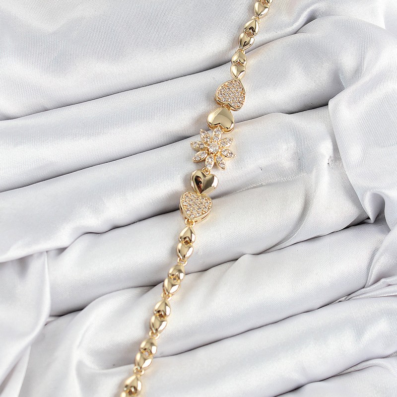 Pirinç Zirkon Taşlı Kalp Detaylı Çiçek Model Gold Renk Kadın Bileklik