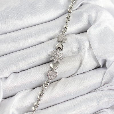 Pirinç Zirkon Taşlı Kalp Detaylı Çiçek Model Gümüş Renk Kadın Bileklik