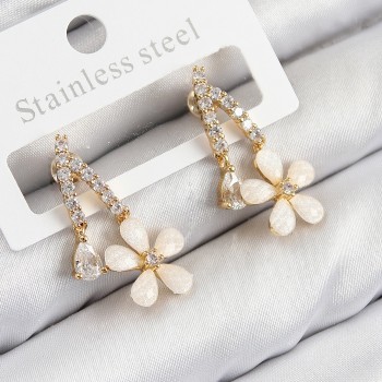 Pirinç Zirkon Taşlı Papatya Model Gold Renk Kadın Küpe