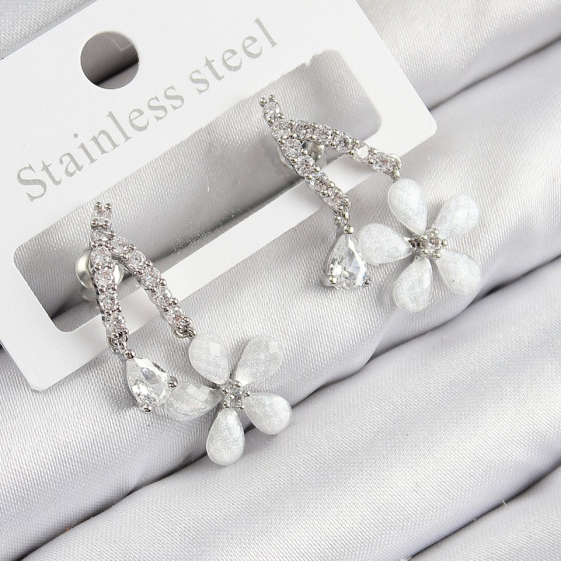 Pirinç Zirkon Taşlı Papatya Model Gümüş Renk Kadın Küpe