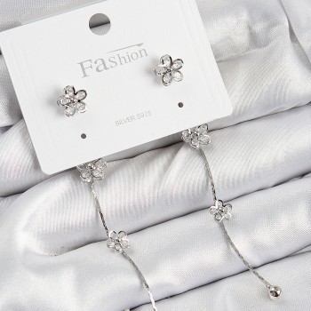 Pirinç Zirkon Taşlı Sallantılı Çiçek Model Gümüş Renk 925 Ayar Gümüş Çivi Kadın Küpe