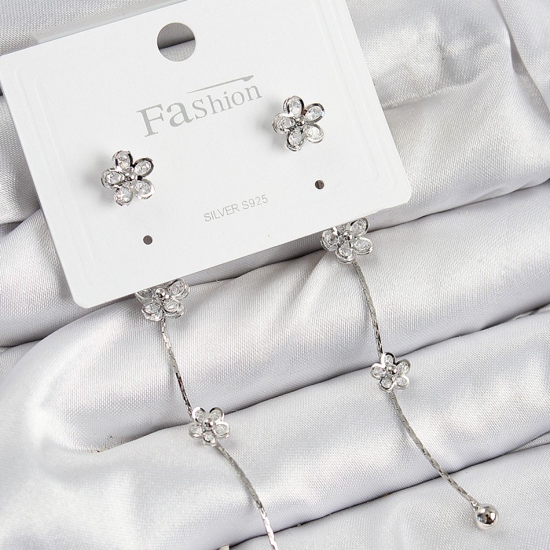 Pirinç Zirkon Taşlı Sallantılı Çiçek Model Gümüş Renk 925 Ayar Gümüş Çivi Kadın Küpe
