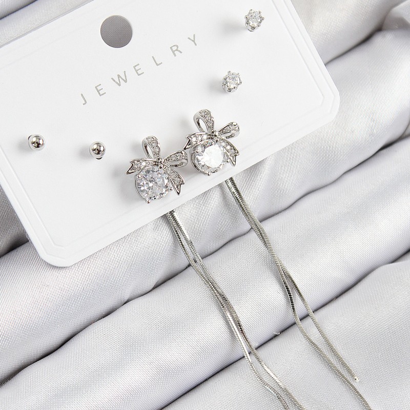 Pirinç Zirkon Taşlı Sallantılı Fiyonk Model Gümüş Renk 925 Ayar Gümüş Çivi Kadın Küpe Set