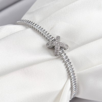 Pirinç Zirkon Taşlı X Detaylı Su Yolu Model Gümüş Renk Asansörlü Kadın Bileklik