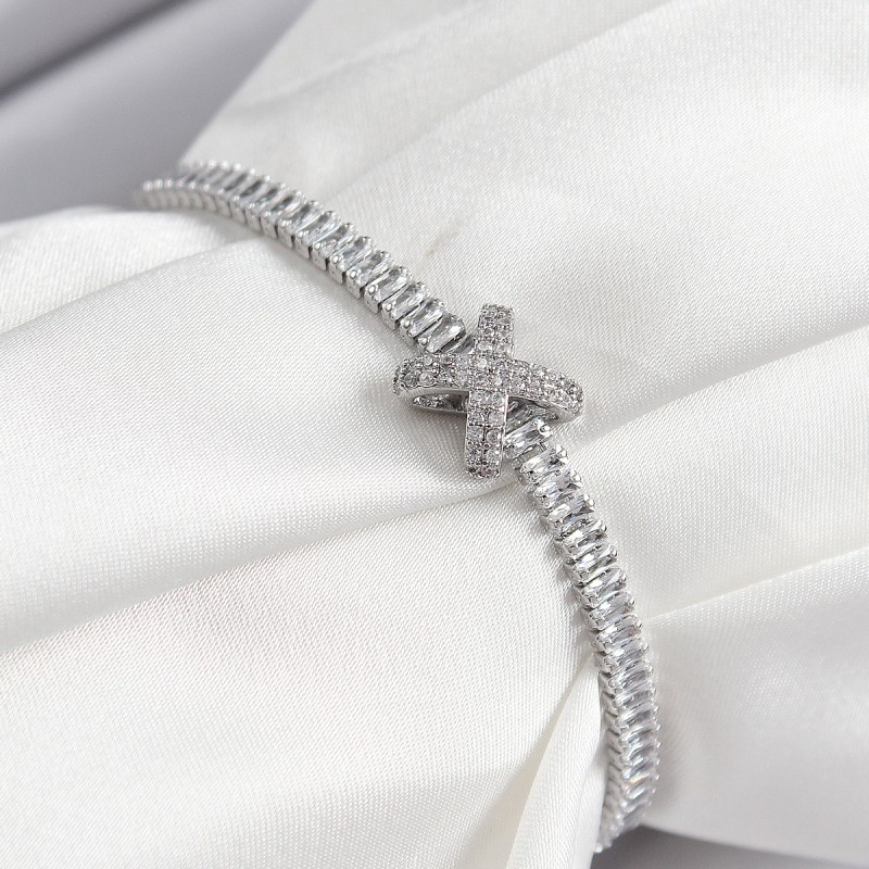 Pirinç Zirkon Taşlı X Detaylı Su Yolu Model Gümüş Renk Asansörlü Kadın Bileklik