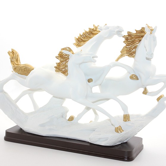 Polyester 3'lü Şahlanmış At Figürü 