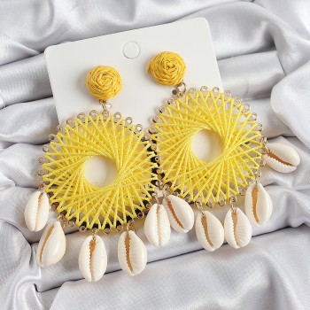 Sarı Hasır Örgü Sarmal Model Sallantılı Deniz Kabuğu Detaylı Gold Renk Kadın Küpe