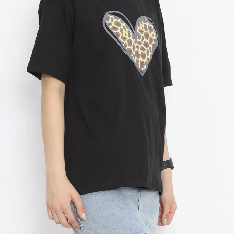 Sevgililer Günü İçin Özel Tasarım Leopar Kalp Baskılı T-shirt - Siyah -