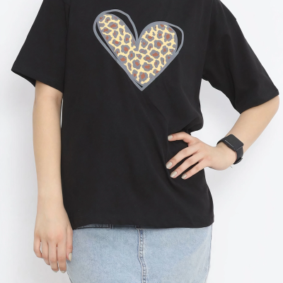 Sevgililer Günü İçin Özel Tasarım Leopar Kalp Baskılı T-shirt - Siyah -