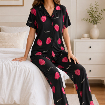 Siyah Çilek Desenli Kısa Kollu Gömlek Yaka Milan Kumaş Kadın Pijama Takımı