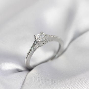 Tek Taş Gümüş Renk Zirkon Taşlı Model Kadın Yüzük