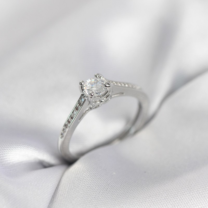 Tek Taş Gümüş Renk Zirkon Taşlı Model Kadın Yüzük