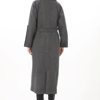 Uzun Kaşe Kaban – Yünlü Dokuma Kaşmir Kumaş, Kruvaze Yaka, Kuşaklı Astarlı Tesettür Uyumlu Şık Kışlık Siyah Model - Füme