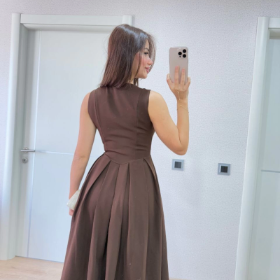 V yaka Krep Arka Ön Pens Detaylı Uzun Kolsuz Elbise- Kahverengi -