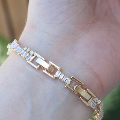 Vip Seri Pirinç Zirkon Taşlı Gold Renk Sarmal Model Bileklik