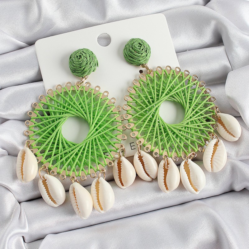 Yeşil Hasır Örgü Sarmal Model Sallantılı Deniz Kabuğu Detaylı Gold Renk Kadın Küpe