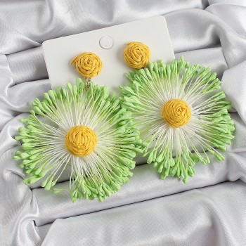 Yeşil Püsküllü Papatya Figürlü Hasır Örgü Model Gold Renk Kadın Küpe