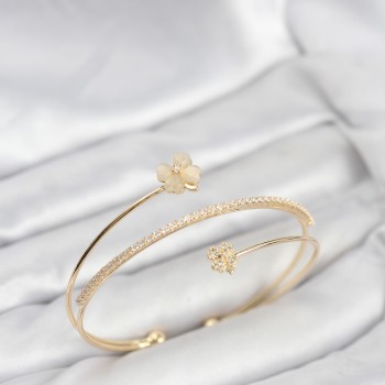 Yonca Çiçek Model Pirinç Gold Renk Kadın Bileklik