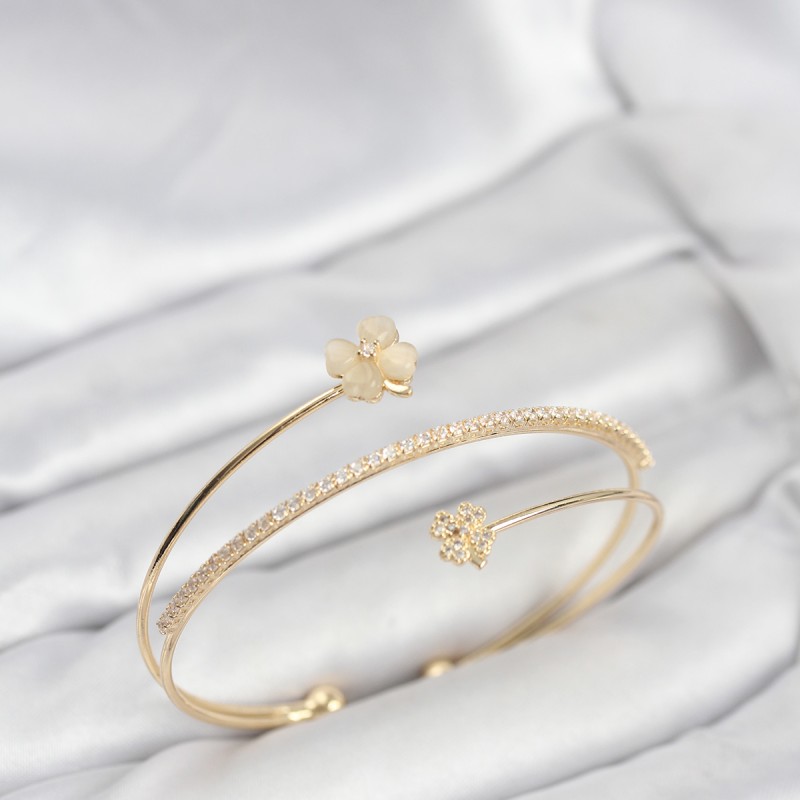 Yonca Çiçek Model Pirinç Gold Renk Kadın Bileklik