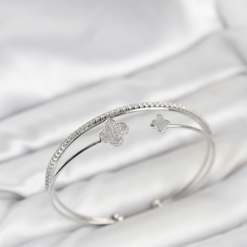 Yonca Model Pirinç Gümüş Renk Kadın Bileklik