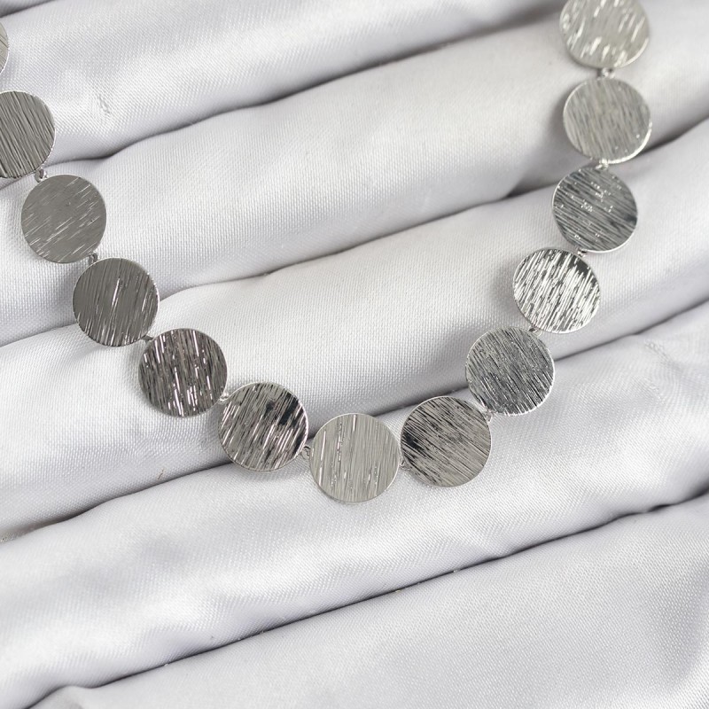 Yuvarlak Plaka Model Gümüş Renk Kadın Kolye