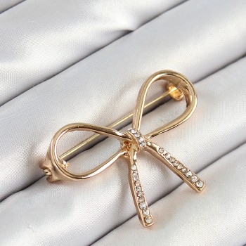 Zirkon Taş Detaylı 3D Fiyonk Figürlü Gold Renk Kadın Broş