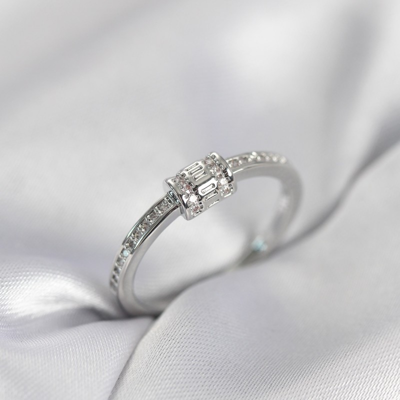 Zirkon Taşlı Gümüş Renk Pirinç Kadın Yüzük